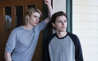 Men sargish ayolning pubik maydoniga tushdim.